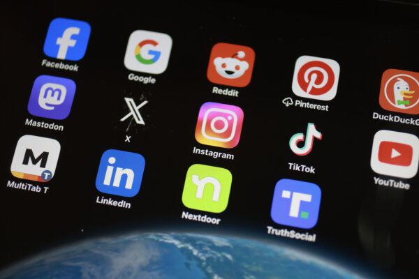 Các ứng dụng mạng xã hội được hiển thị trên iPad ở Miami, Florida, vào ngày 26/02/2024. (Ảnh: Joe Raedle/Getty Images)