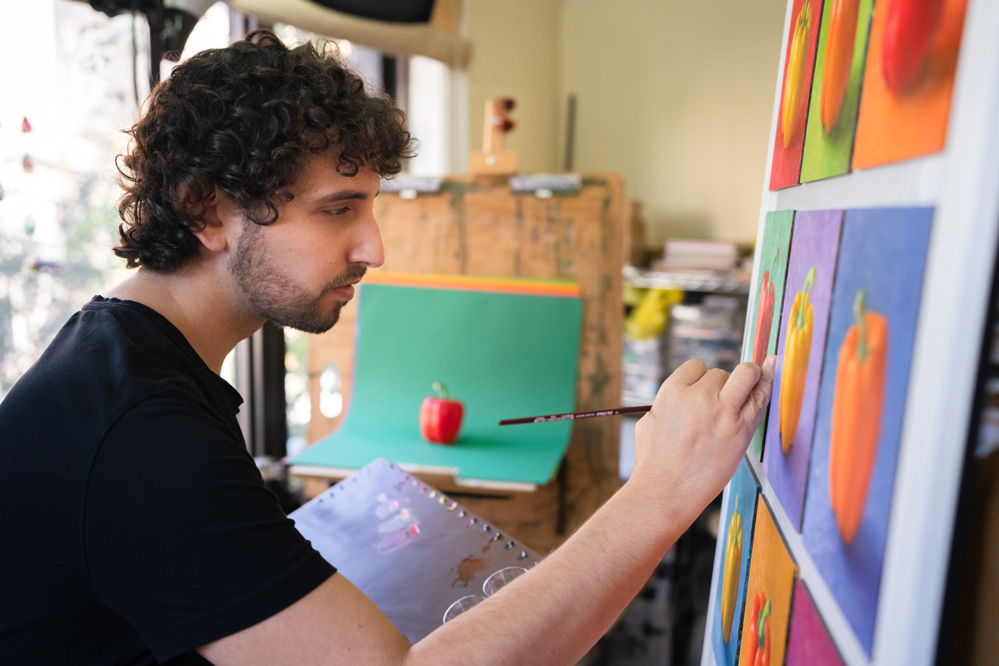 Họa sỹ Goshen vẽ bức “Pilpelim” trong xưởng của mình, ảnh do nhiếp ảnh gia Jeremy Cohen chụp. (Ảnh: Đăng dưới sự cho phép của họa sỹ Ken Goshen)