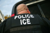 Một nhân viên Cơ quan Thực thi Di trú và Quan thuế bắt giữ người nhập cư bất hợp pháp trong một bức ảnh tư liệu. (Ảnh: John Moore/Getty Images)