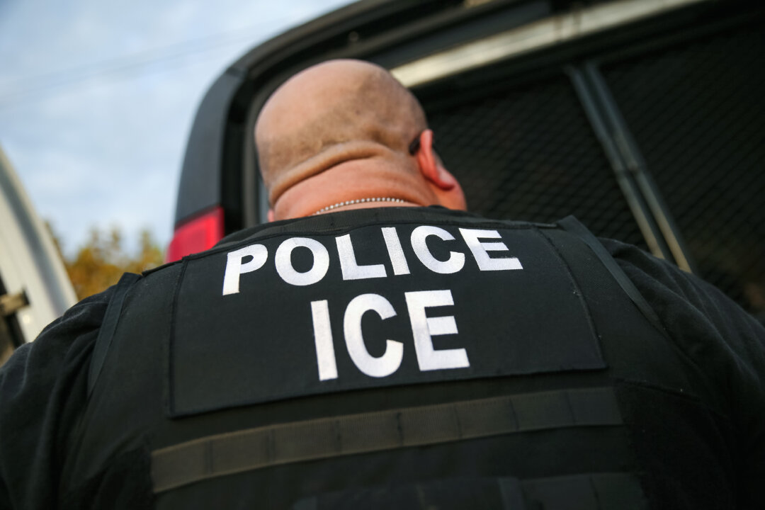 Một nhân viên Thực thi Di trú và Quan thuế bắt giữ người nhập cư bất hợp pháp trong một bức ảnh tư liệu. (Ảnh: John Moore/Getty Images)