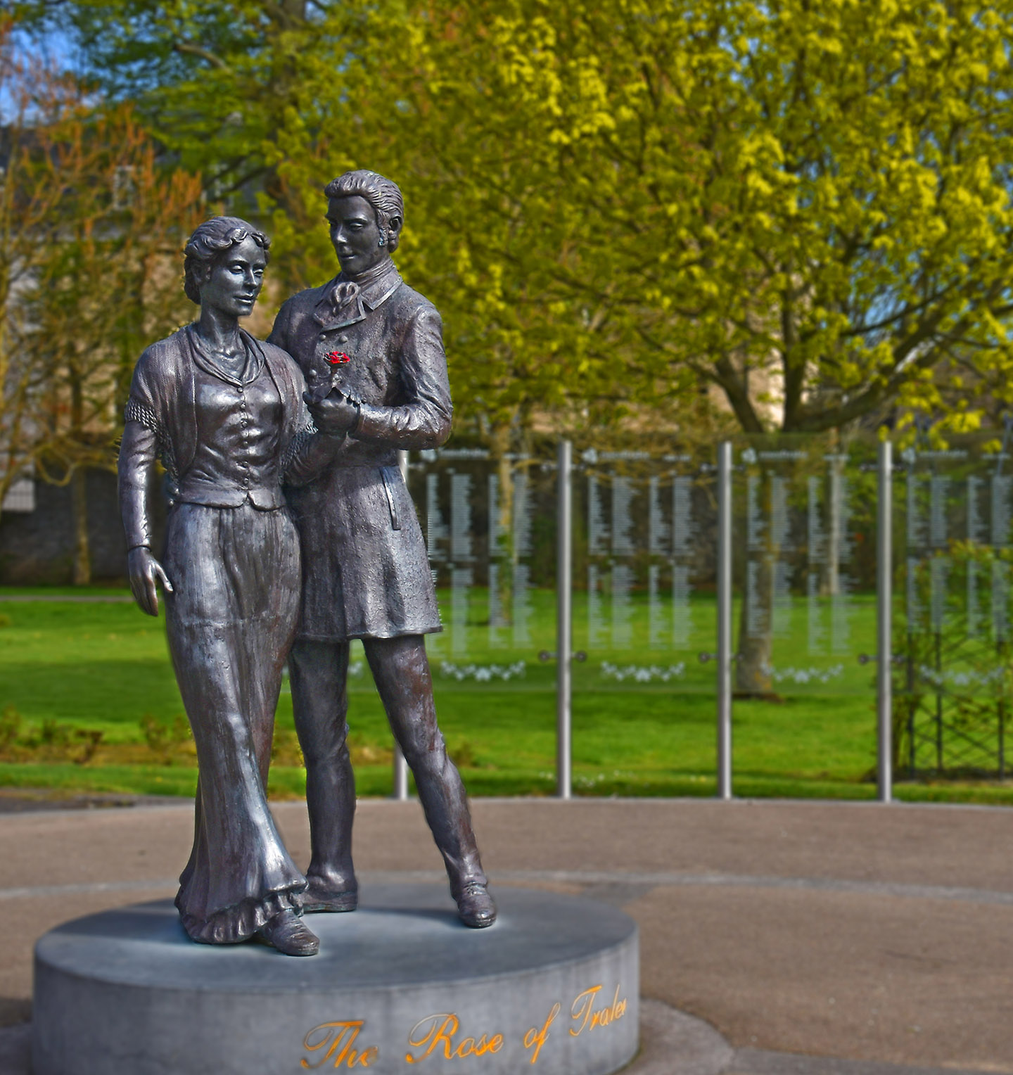Bức tượng kể về bản tình ca Ireland, khắc họa cô Mary O’Connor và anh William Pembroke Mulchinock, của điêu khắc gia Jeanne Rynhart, được dựng vào năm 2009 tại Công viên Thị trấn Tralee, Quận Kerry, Ireland. (Ảnh cắt: Ron Cogswell/CC BY 2.0 DEED)