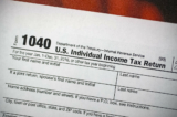 Mẫu đơn 1040 được người đóng thuế ở Hoa Kỳ sử dụng để khai thuế thu nhập hàng năm. (Ảnh: Joe Raedle/Getty Images)