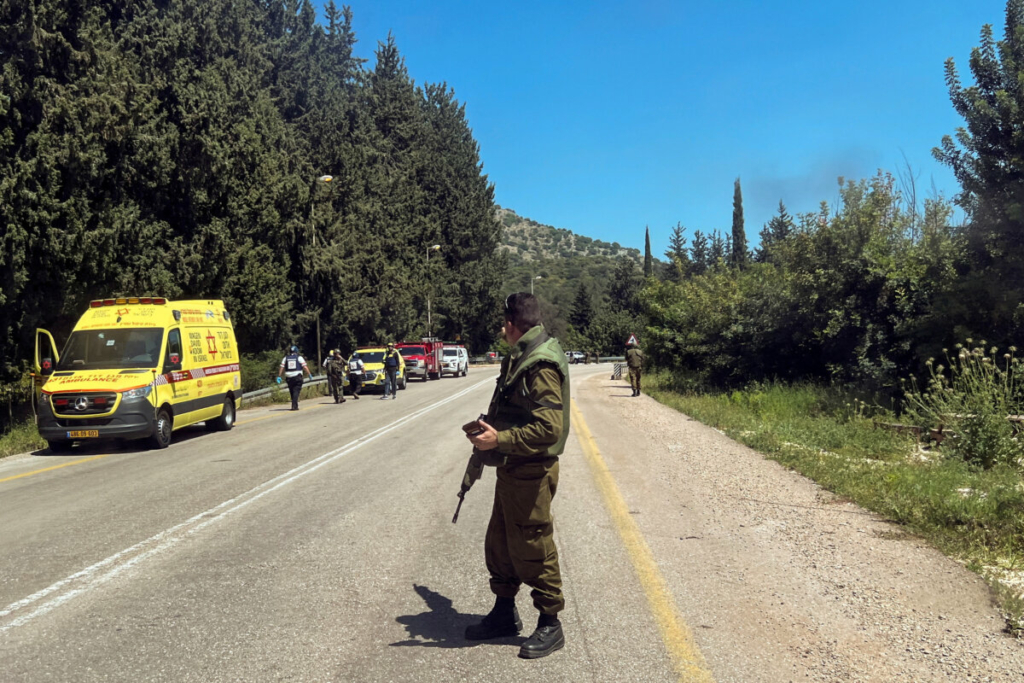 Một binh sĩ Israel có mặt tại hiện trường, sau khi có báo cáo về người bị thương, trong bối cảnh xung đột xuyên biên giới đang diễn ra giữa các lực lượng Hezbollah và Israel, gần Arab al-Aramashe ở miền bắc Israel, hôm 17/04/2024. (Ảnh: Avi Ohayon/Reuters)