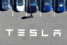 Trong một quang cảnh nhìn từ trên không, những chiếc xe Tesla hoàn toàn mới nằm trong bãi đậu xe tại nhà máy Tesla ở Fremont, California, vào ngày 19/10/2022. (Ảnh: Justin Sullivan/Getty Images)