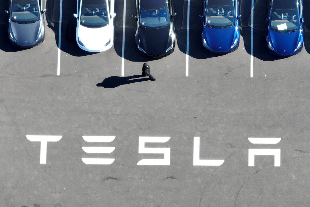 Tesla thu hồi hơn 1.8 triệu chiếc xe do vấn đề chốt nắp capo
