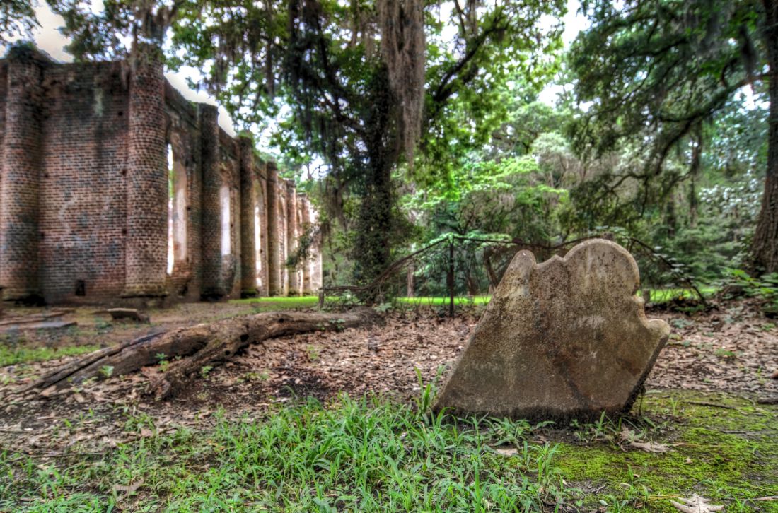 Những tấm bia mộ bị lãng quên theo thời gian xuất hiện xung quanh Nhà thờ cổ Sheldon. (Ảnh: John E. Adams/CC BY-SA 4.0)