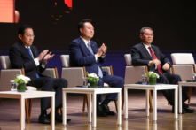 (Từ trái sang phải) Thủ tướng Nhật Bản Fumio Kishida, Tổng thống Nam Hàn Yoon Suk-yeol, và Thủ tướng Trung Quốc Lý Cường tham dự một hội nghị thượng đỉnh kinh doanh bên lề một hội nghị thượng đỉnh ba bên tại Phòng Thương mại và Công nghiệp Nam Hàn ở Seoul, Nam Hàn, hôm 27/05/2024. (Ảnh: Chung Sung-Jun/Getty Images)