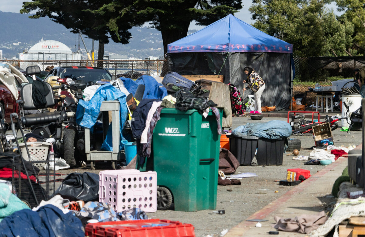 Một khu cắm trại của người vô gia cư ở Oakland, California, hôm 25/03/2024. (Ảnh: John Fredricks/The Epoch Times)