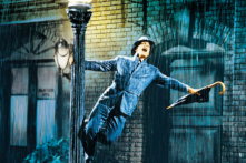 Nhân vật Don Lockwood (nam diễn viên Gene Kelly thủ vai) cất tiếng hát trong một phân đoạn đáng nhớ của bộ phim nhạc kịch hài “Singin’ in the Rain” (Hát dưới Mưa). (Ảnh: Metro-Goldwyn-Mayer)