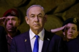 Thủ tướng Israel Benjamin Netanyahu, phía trước, tham dự lễ đặt vòng hoa đánh dấu Ngày tưởng niệm Nạn diệt chủng Holocaust tại Sảnh Tưởng niệm ở Yad Vashem, Trung tâm Tưởng niệm Nạn diệt chủng Holocaust Thế giới, ở Jerusalem, Israel, hôm 06/05/2024. (Ảnh: Amir Cohen qua AP)