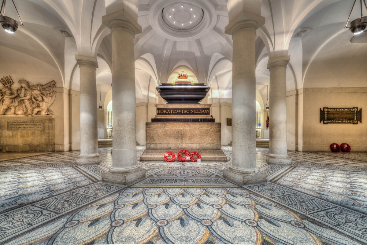 Ngôi mộ của Đô đốc Nelson, một trong những anh hùng vĩ đại nhất của nước Anh, là một trong nhiều ngôi mộ và đài tưởng niệm bên trong Nhà thờ chính tòa Thánh Paul. Ngôi mộ này nằm ở trung tâm hầm mộ của nhà thờ, ngay bên dưới mái vòm. Ngôi mộ chứa một chiếc quan tài bằng đá màu đen đặt trên bệ đá tự nhiên, được bao quanh bởi những thức cột chắc chắn và sàn khảm tinh xảo với các họa tiết hàng hải. (Ảnh: mhx/CC BY-SA 2.0)