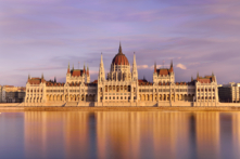 Tòa nhà Nghị viện Hungary nằm bên bờ sông Danube là một địa danh nổi tiếng của Budapest. (Ảnh: zorazhuang/Getty Images)