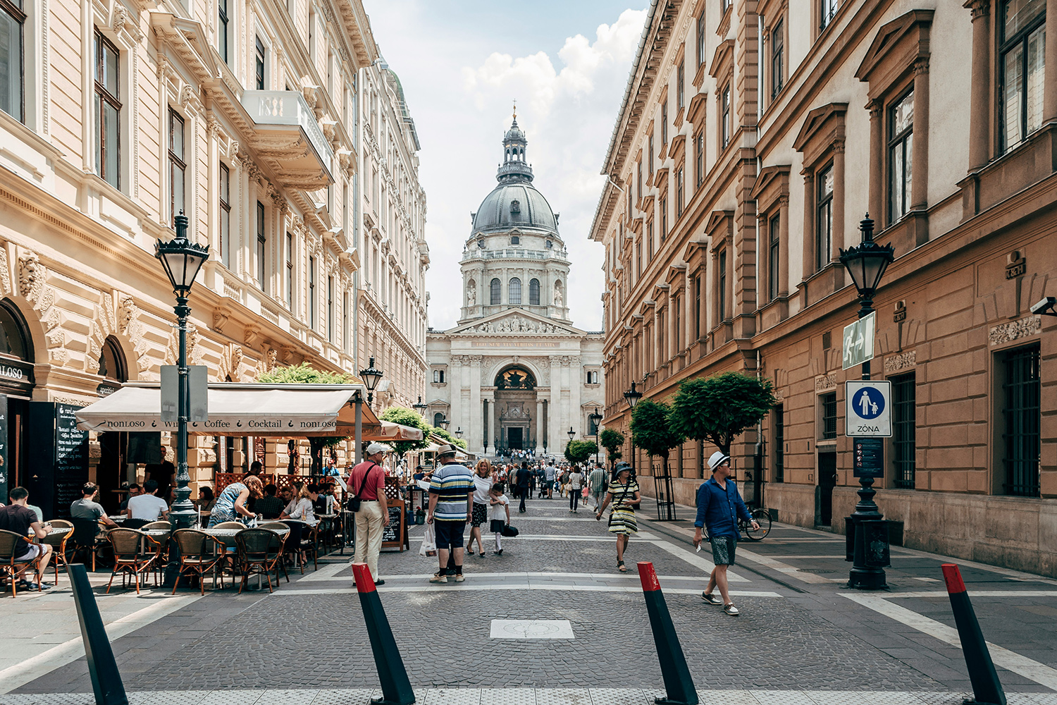 Dù bạn tham quan kiến trúc Baroque hay những con phố đi bộ sầm uất, thì thủ đô của Hungary đều thích hợp cho việc khám phá bằng cách đi bộ. (Ảnh: Ljubomir Žarković/Unsplash)