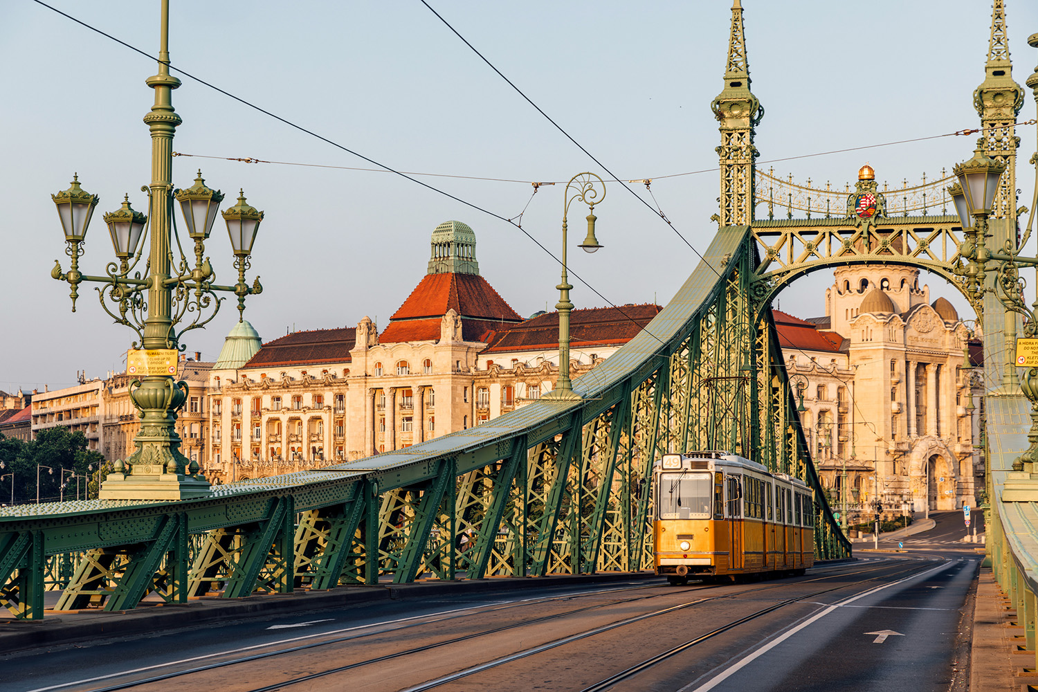 Cầu Tự Do nối liền hai bờ Buda và Pest của thành phố Budapest. (Ảnh: Alexander Spatari/Getty Images)