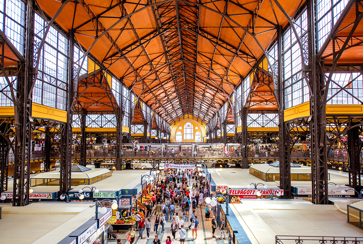 Chợ Lớn Trung tâm được xây dựng vào năm 1897, đây là khu chợ trong nhà lớn nhất và lâu đời nhất ở Budapest. (Ảnh: RossHelen/Shutterstock)