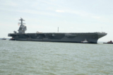 Hàng không mẫu hạm USS Gerald R. Ford (CVN78) được các tàu kéo đẩy khi tiến vào Xưởng đóng tàu Huntington Ingalls Newport News Shipbuilding ở Newport News, Virginia, vào ngày 15/07/2018. (Ảnh: Chuyên viên Truyền thông Đại chúng Bậc 2 Cat Campbell/Hải quân Hoa Kỳ)