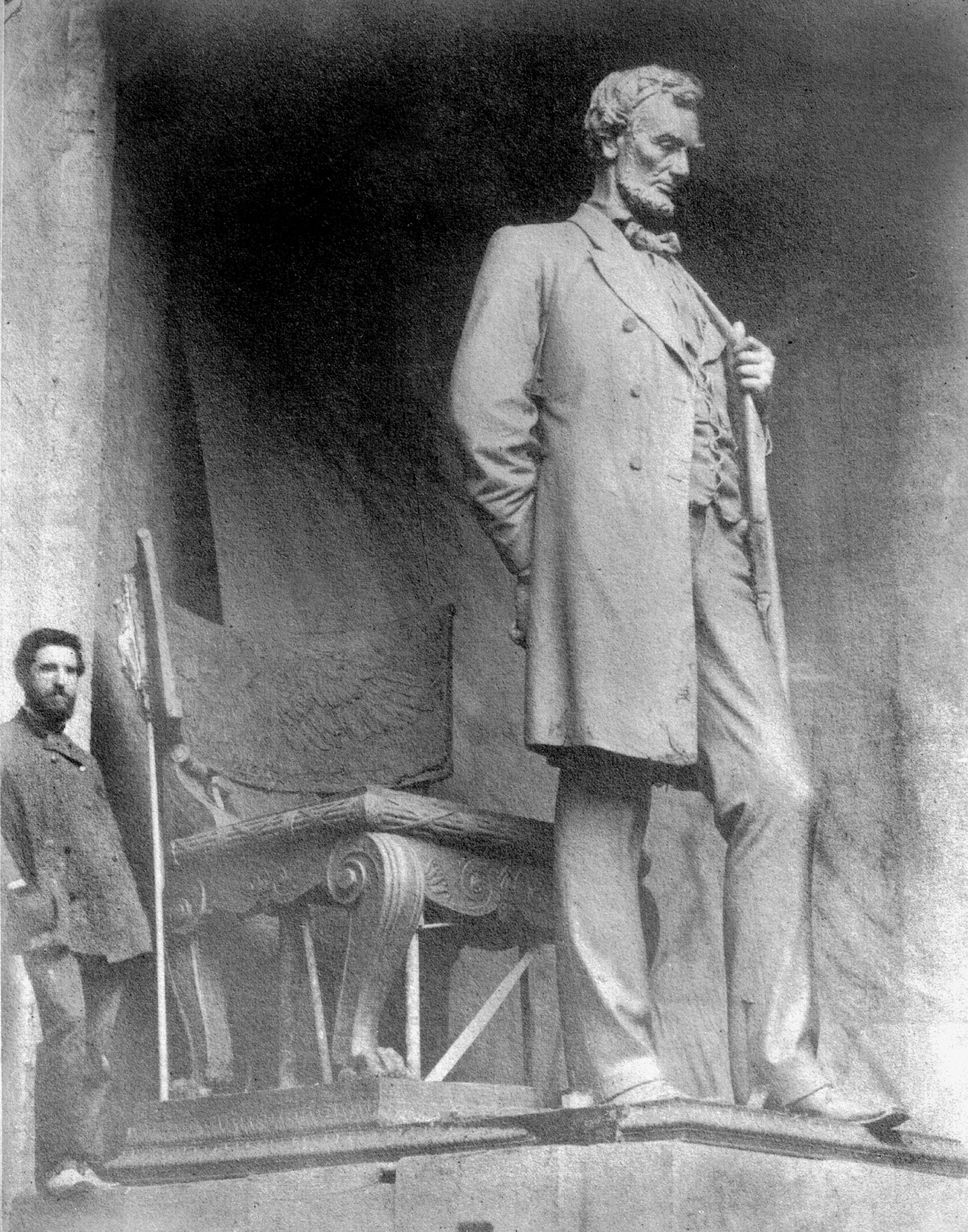 Điêu khắc gia Saint-Gaudens bên cạnh tượng đứng của Tổng thống Lincoln trong xưởng của ông tại Làng nghệ sỹ Cornish, năm 1887. Cục Công viên Quốc gia Hoa Kỳ. (Ảnh: Tư liệu công cộng)