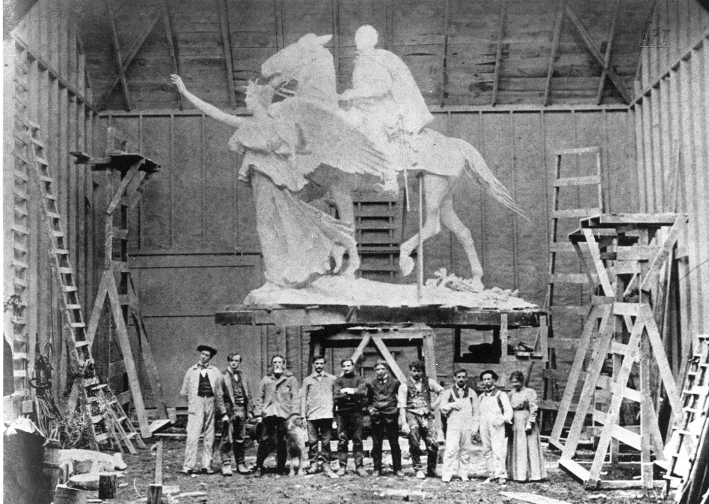 Điêu khắc gia Saint-Gaudens cùng các phụ tá đứng bên dưới tượng đài cưỡi ngựa của Tướng Sherman trong Xưởng Nghệ thuật Lớn (Large Studio) ở Làng Nghệ sỹ Cornish. Cục Công viên Quốc gia Hoa Kỳ. (Ảnh: Tư liệu công cộng)
