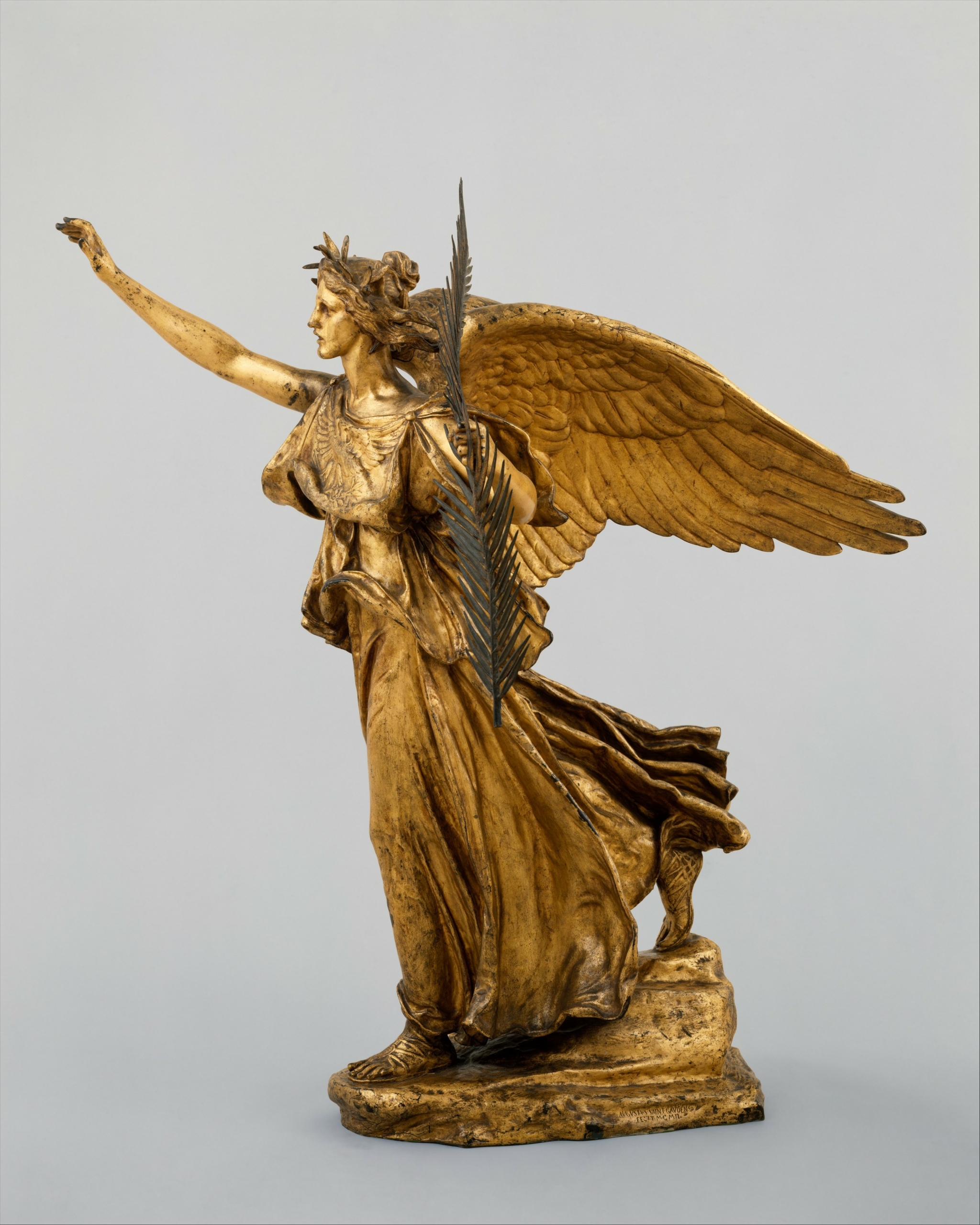 Bức tượng “Victory” (Nữ Thần Chiến thắng) phỏng theo kích thước thật từ “Tượng đài Sherman” của điêu khắc gia Augustus Saint-Gaudens, năm 1892–1903. Đồng mạ vàng. Bảo tàng Nghệ thuật Metropolitan, Thành phố New York. (Ảnh: Tư liệu công cộng)