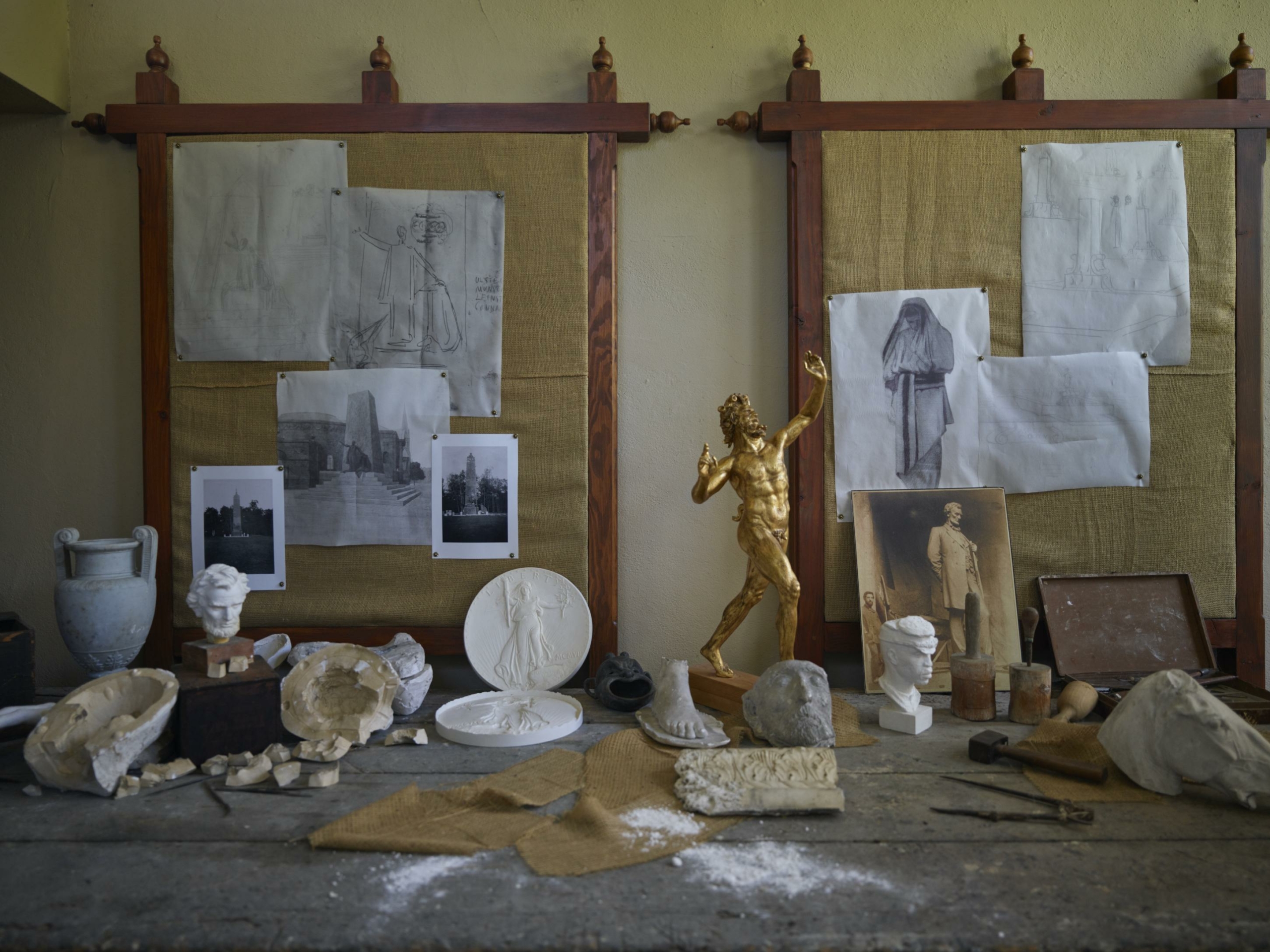 Các hiện vật trong phòng làm việc của Xưởng Nghệ thuật Nhỏ tại Làng Nghệ sỹ Cornish, ngày nay là Địa danh Lịch sử Quốc gia Saint-Gaudens. Thư viện Quốc hội Hoa Kỳ. (Ảnh: Tư liệu công cộng)