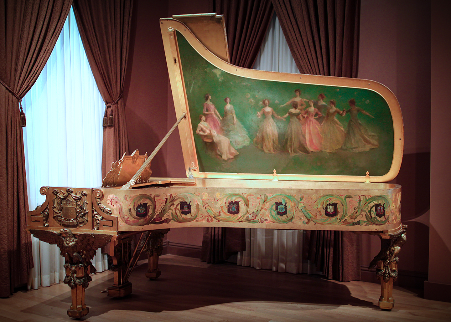 Cây dương cầm đầu tiên của Tòa Bạch Ốc do Hãng Steinway & Sons sản xuất có bức tranh “America Receiving the Nine Muses” (Mỹ Quốc Chào Đón Chín Nữ Thần Muse) của họa sỹ Thomas Wilmer Dewing bên trong nắp đàn. (Ảnh: Được Mr.TinMD/CC BY-ND 2.0 chỉnh sửa màu sắc)