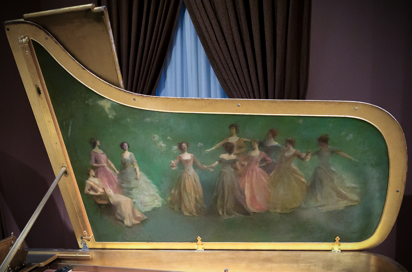 Mặt trong nắp đàn có bức tranh “America Receiving the Nine Muses” (Mỹ Quốc Chào Đón Chín Nữ Thần Muse) của họa sỹ Thomas Wilmer Dewing. Bảo tàng Nghệ thuật Hoa Kỳ Smithsonian, Hoa Thịnh Đốn. (Ảnh: Được Mr.TinMD/CC BY-ND 2.0 chỉnh sửa màu sắc)