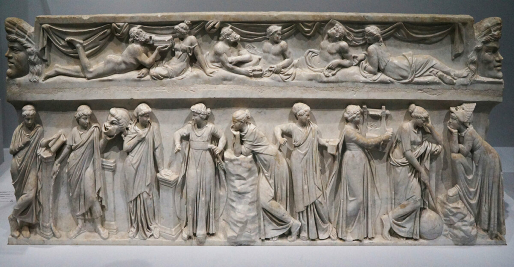 Các Nữ Thần Muse (từ trái sang phải): Nàng Calliope, Thalia, Terpsichore, Euterpe, Polyhymnia, Clio, Erato, Urania, và Melpomene được khắc trên quách đá “Muses Sarcophagus,” thế kỷ thứ 2. Bảo tàng Louvre, Paris. (Ảnh: Tư liệu công cộng)