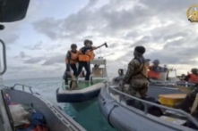 Hải cảnh Trung Quốc cầm dao và mã tấu khi đến gần các binh sỹ Philippines đang thực hiện nhiệm vụ tiếp tế ở Bãi cạn Second Thomas tại Biển Đông đang tranh chấp, hôm 17/06/2024. (Ảnh: Lực lượng vũ trang Philippines qua AP)