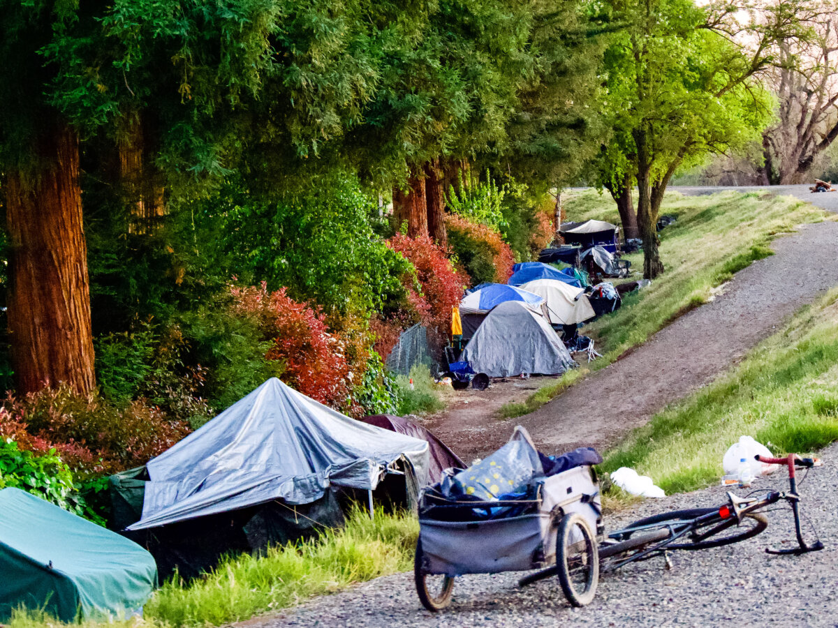 Một khu trại của người vô gia cư gần đường Jibboom phía sau một nhà nghỉ ở Sacramento, California, hôm 08/04/2024. (Ảnh: Travis Gillmore/The Epoch Times)