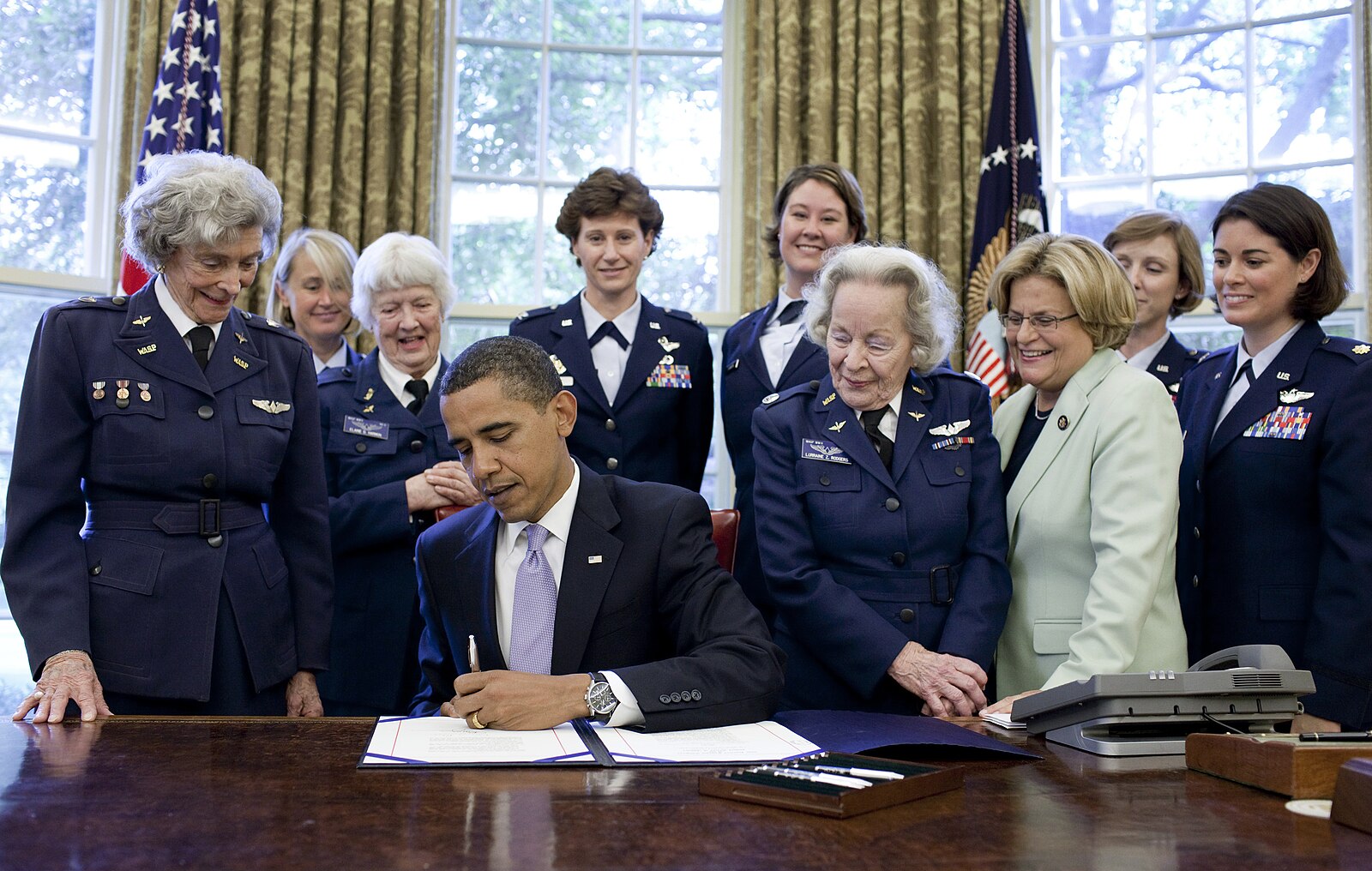 Cựu Tổng thống Obama trao Huân chương Danh dự của Quốc hội cho các nữ phi công WASP vào mùa hè năm 2009. Ảnh chính thức của Tòa Bạch Ốc do nhiếp ảnh gia Pete Souza thực hiện. (Ảnh: Tư liệu công cộng)