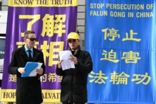 Ông Trương Hợp Lý (Zhang Heli) (phải) nói tại một cuộc mít tinh do các học viên Pháp Luân Công tổ chức nhằm phơi bày chiến dịch bức hại tàn bạo kéo dài 25 năm qua của Đảng Cộng sản Trung Quốc (ĐCSTQ) đối với môn tu luyện này, tại New Zealand, hôm 22/06/2024. (Ảnh: Zhao Kai/The Epoch Times)