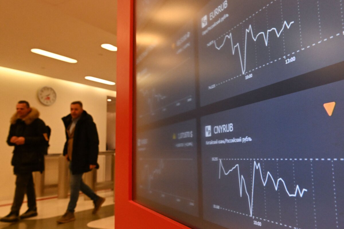 Một màn hình hiển thị tỷ giá hối đoái EUR/RUB và CNY/RUB tại văn phòng Sở Giao dịch Moscow ở Moscow, vào ngày 10/01/2023. (Ảnh: Krill Kudryavtsev/AFP qua Getty Images)