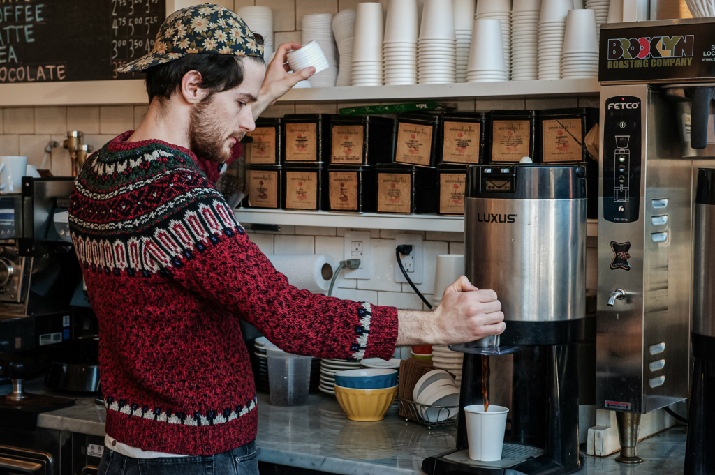 Một nhân viên pha chế rót một tách cà phê tại Colson Patisserie ở thành phố New York hôm 22/02/2016. Theo Cafely, Hoa Kỳ tiêu thụ 1.62 tỷ pound cà phê mỗi năm. (Ảnh: Bryan Thomas/Getty Images)