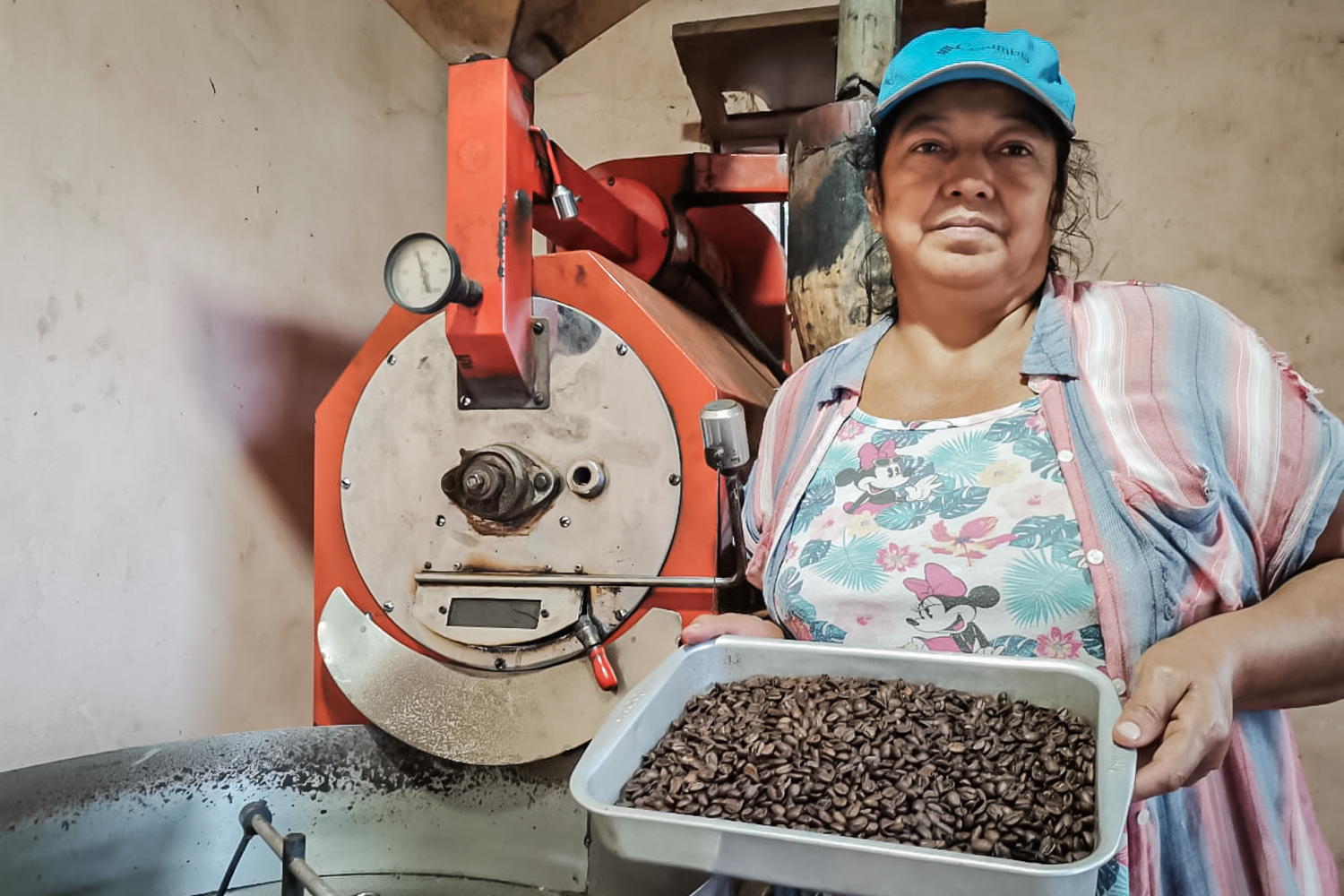 Bà Carmen Alvarez cầm một chảo cà phê Castillo rang ở Buena Vista, Bolivia, hôm 11/06/2024. (Ảnh: Cesar Calani cho The Epoch Times)