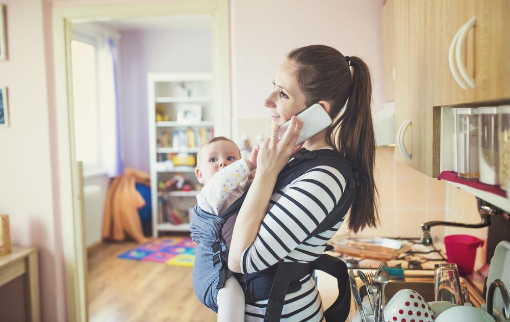 Sử dụng điện thoại làm giảm tương tác giữa mẹ và con
