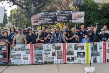 Các nhà hoạt động nhân quyền tổ chức lễ thắp nến tưởng niệm 35 năm ngày diễn ra sự kiện Thảm sát Thiên An Môn ở Bắc Kinh, tại Los Angeles, California, hôm 04/06/2024. (Ảnh: Shawn Ma/The Epoch Times)