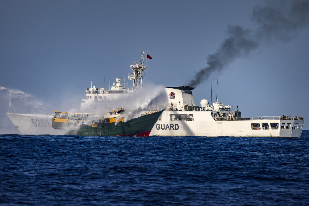 Một tàu hải cảnh Trung Quốc bắn vòi rồng vào Unaizah, một tàu được hải quân Philippines thuê đang thực hiện nhiệm vụ tiếp tế thường lệ cho các binh sỹ đóng tại Bãi cạn Second Thomas, trên Biển Đông hôm 05/03/2024. (Ảnh: Ezra Acayan/Getty Images)