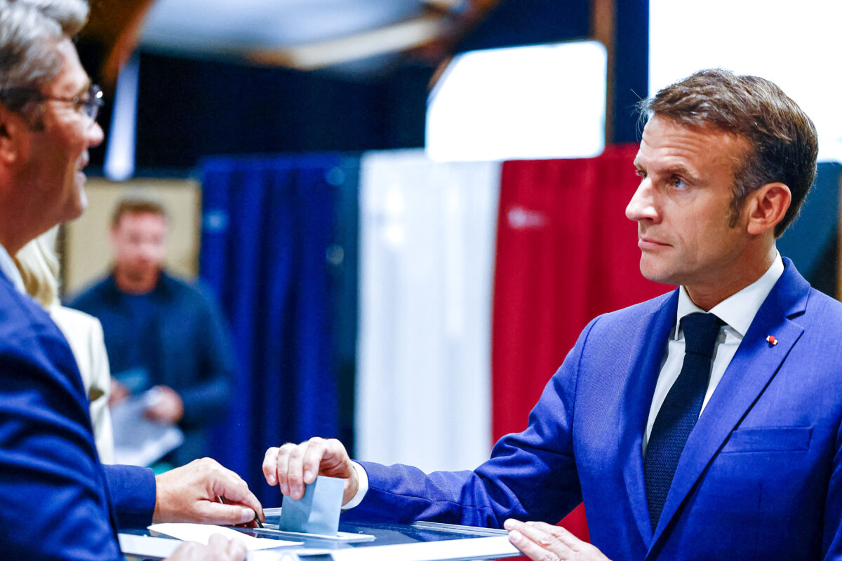 Tổng thống Pháp Emmanuel Macron (phải) bỏ phiếu trong vòng đầu tiên của cuộc bầu cử Nghị viện Pháp sớm, tại Le Touquet-Paris-Plage, Pháp, hôm 30/06/2024. (Ảnh: Yara Nardi, Pool via AP)