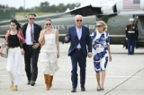 Tổng thống Joe Biden và Đệ nhất Phu nhân Jill Biden, cùng các cháu gái Natalie (trái) và Finnegan (thứ 2 từ bên trái), đi bộ từ trực thăng Marine One đến chuyên cơ Air Force One tại phi trường Francis S. Gabreski ở Westhampton Beach, New York hôm 29/06/2024. (Ảnh: Mandel Ngân/AFP)
