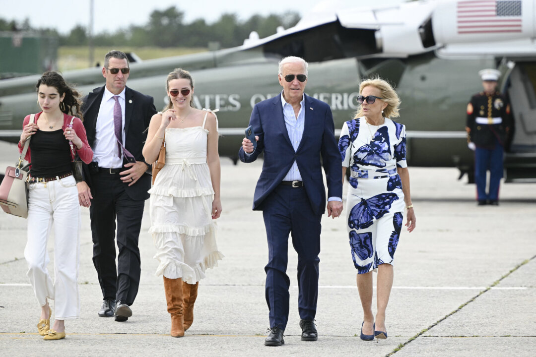 Tổng thống Joe Biden và Đệ nhất Phu nhân Jill Biden, cùng các cháu gái Natalie (trái) và Finnegan (thứ 2 từ bên trái), đi bộ từ trực thăng Marine One đến chuyên cơ Air Force One tại phi trường Francis S. Gabreski ở Westhampton Beach, New York hôm 29/06/2024. (Ảnh: Mandel Ngân/AFP)