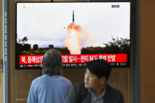 Người dân đang xem tivi chiếu bản tin có cảnh quay về vụ thử phi đạn của Bắc Hàn, tại một nhà ga xe lửa ở Seoul, Nam Hàn, vào ngày 19/07/2023. (Ảnh: Jung Yeon-je/AFP qua Getty Images)