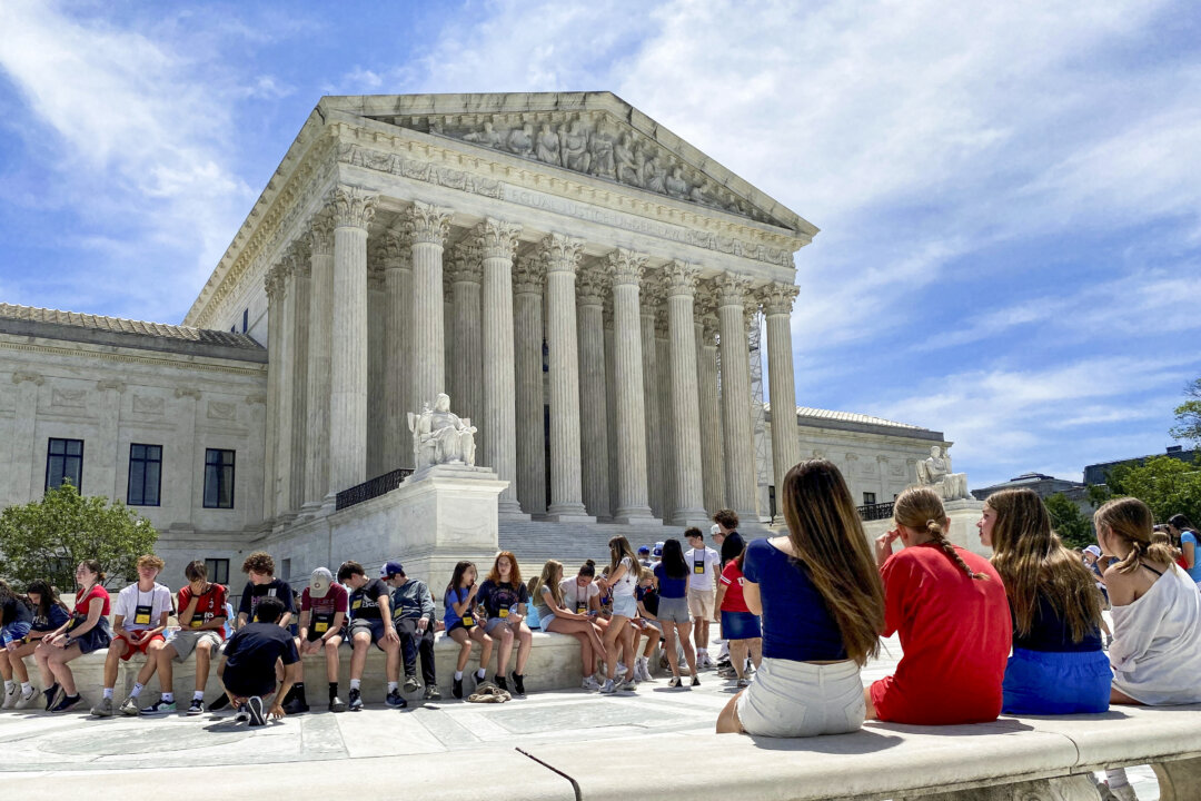 Quang cảnh tòa nhà Tối cao Pháp viện Hoa Kỳ, với một nhóm học sinh ở phía trước, tại Hoa Thịnh Đốn, hôm 01/06/2024. (Ảnh: Will Dunham/Reuters)