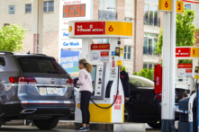 Giá xăng tại một trạm xăng ở Chicago, hôm 21/05/2024. (Ảnh: Scott Olson/Getty Images)