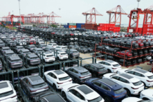Xe điện chờ xuất cảng của hãng BYD được xếp chồng lên nhau tại bến container quốc tế của cảng Thái Thương ở cảng Tô Châu, tỉnh Giang Tô phía đông Trung Quốc ngày 11/09/2023. (Ảnh: AFP qua Getty Images)