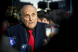 Ông Rudy Giuliani nói chuyện với giới truyền thông ở Manchester, New Hampshire, hôm 21/01/2024. (Ảnh: Brandon Bell/Getty Images)