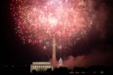 Tòa nhà Quốc hội Hoa Kỳ và Đài tưởng niệm Washington trong màn bắn pháo bông mừng Ngày Độc Lập dọc theo National Mall ở Hoa Thịnh Đốn vào ngày 04/07/2023. (Ảnh: Stefani Reynolds/AFP qua Getty Images)
