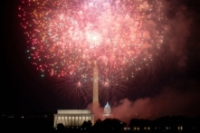 Tòa nhà Quốc hội Hoa Kỳ và Đài tưởng niệm Washington trong màn bắn pháo bông mừng Ngày Độc Lập dọc theo National Mall ở Hoa Thịnh Đốn vào ngày 04/07/2023. (Ảnh: Stefani Reynolds/AFP qua Getty Images)