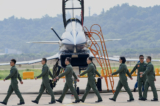 Các phi công trên chiếc J-10 của Tập đoàn Phi cơ Thành Đô thuộc Lực lượng Không quân Quân Giải phóng Nhân dân (PLAAF) hành quân sau khi thực hiện một tiết mục bay trình diễn tại Triển lãm Hàng không và Vũ trụ Quốc tế Trung Quốc lần thứ 13 ở Chu Hải, ở tỉnh Quảng Đông thuộc miền nam Trung Quốc, vào ngày 28/09/2021. (Ảnh: Noel Celis/AFP qua Getty Images)