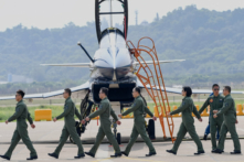 Các phi công trên chiếc J-10 của Tập đoàn Phi cơ Thành Đô thuộc Lực lượng Không quân Quân Giải phóng Nhân dân (PLAAF) hành quân sau khi thực hiện một tiết mục bay trình diễn tại Triển lãm Hàng không và Vũ trụ Quốc tế Trung Quốc lần thứ 13 ở Chu Hải, ở tỉnh Quảng Đông thuộc miền nam Trung Quốc, vào ngày 28/09/2021. (Ảnh: Noel Celis/AFP qua Getty Images)