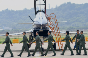 Bộ Thương mại đưa vào danh sách đen 4 công ty đào tạo phi công quân sự Trung Quốc
